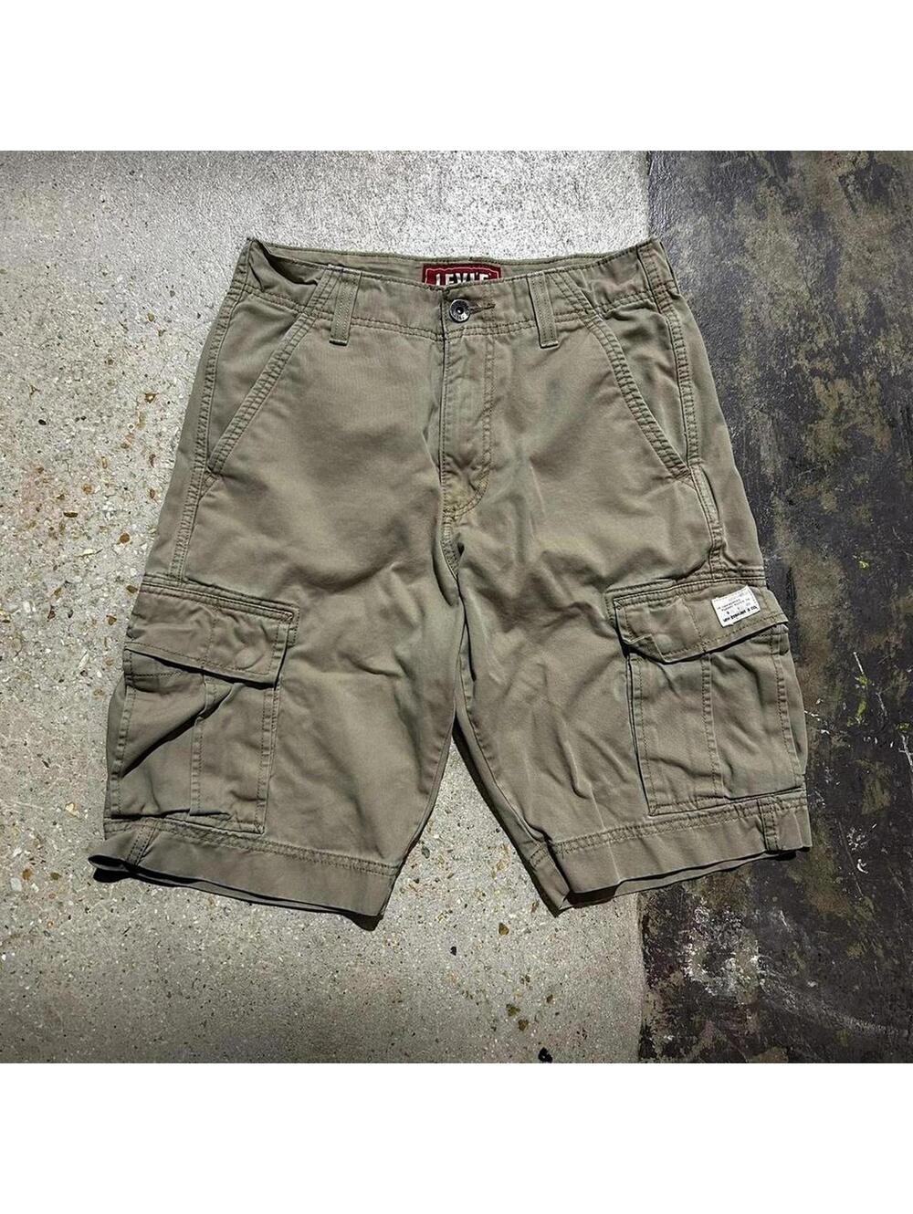Baggy Levi's khaki cargo shorts